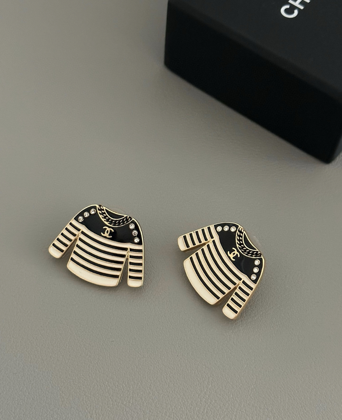 Chanel acrylic striped T-shirt brooch earrings Jewelry