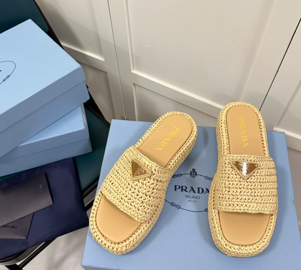 Prada's new popular straw woven slippers