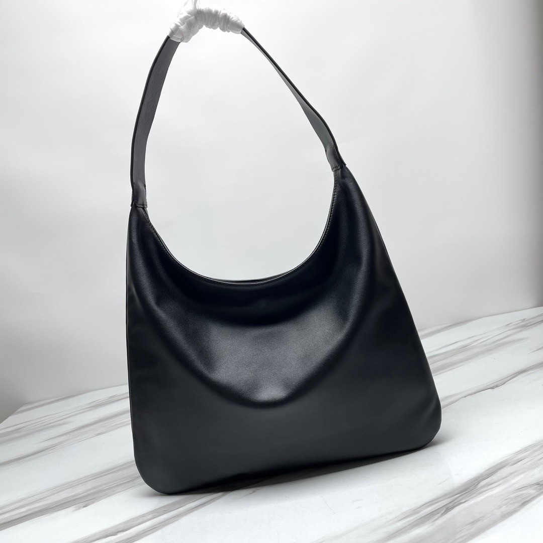 Miumiu Leather Hobo Underarm Bag