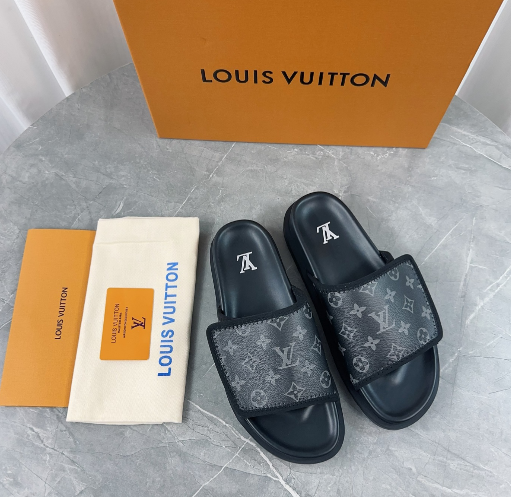 Louis Vuitton Spring and summer new fashionable and beautiful retro rubber slippers
