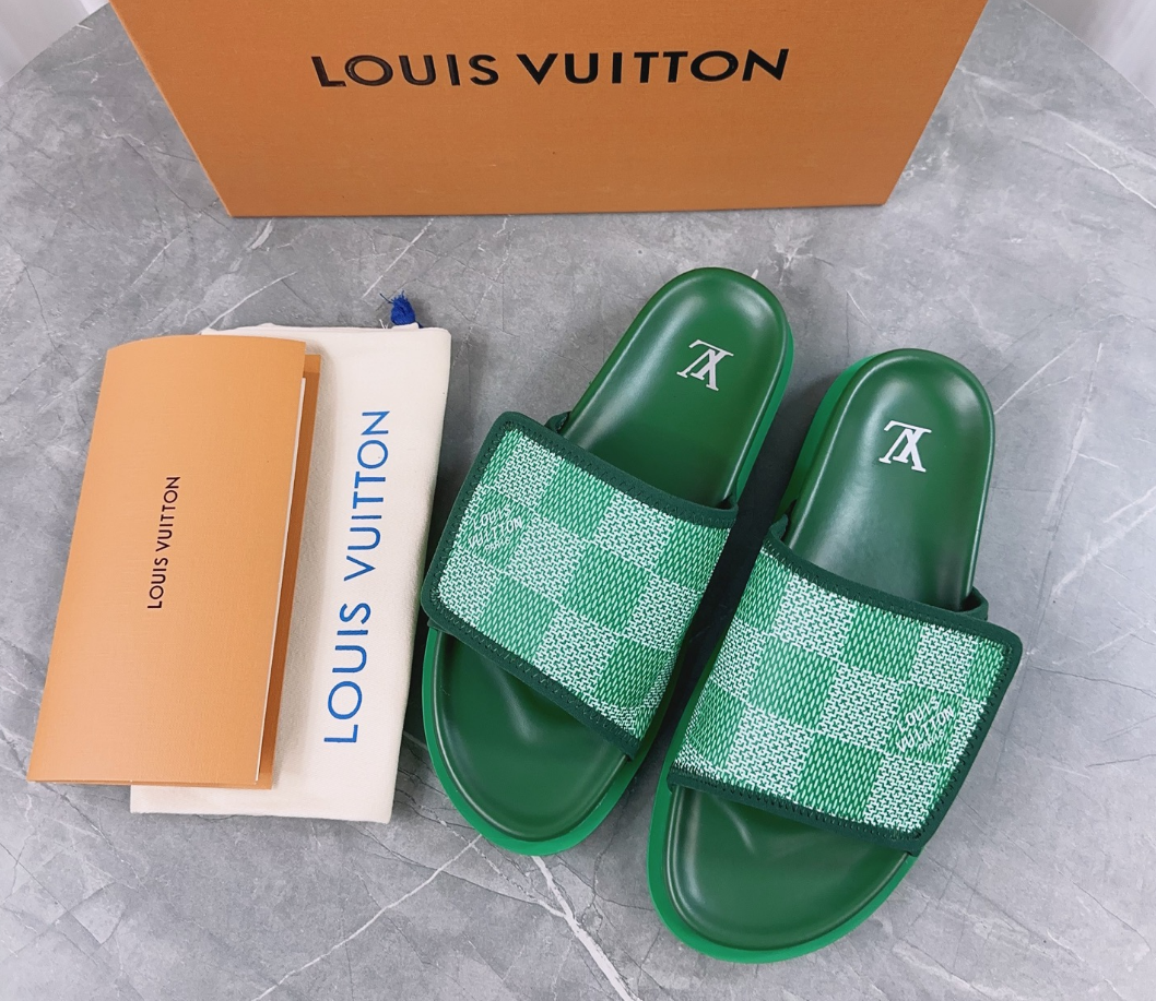 Louis Vuitton Spring and summer new fashionable and beautiful retro green slippers