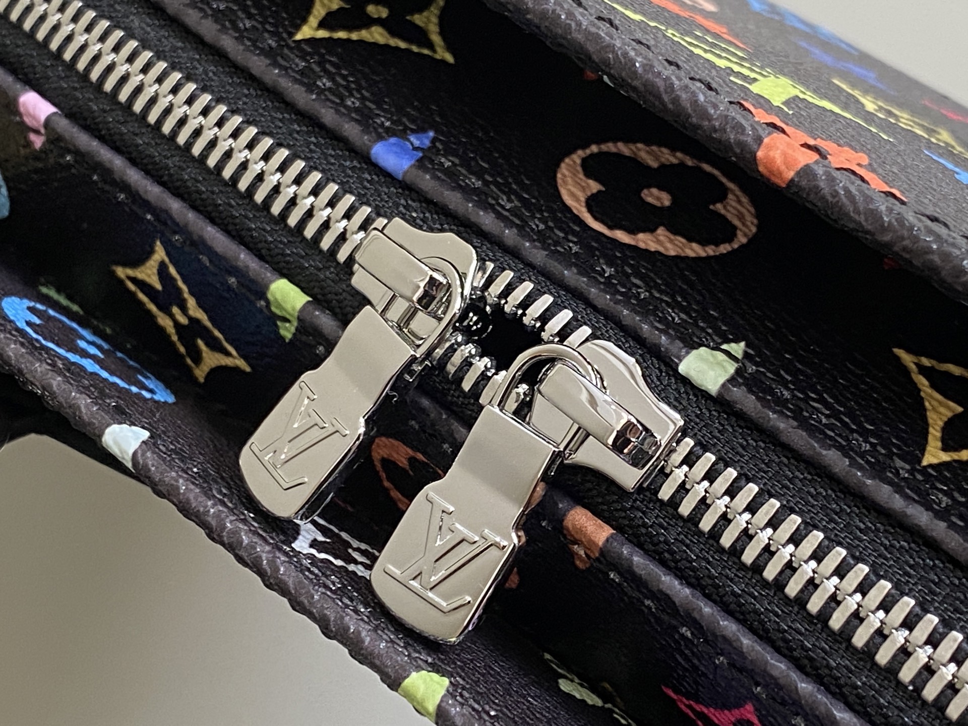 Louis Vuitton x TM ONTHEGO EAST WEST CHAIN ​​Handbag