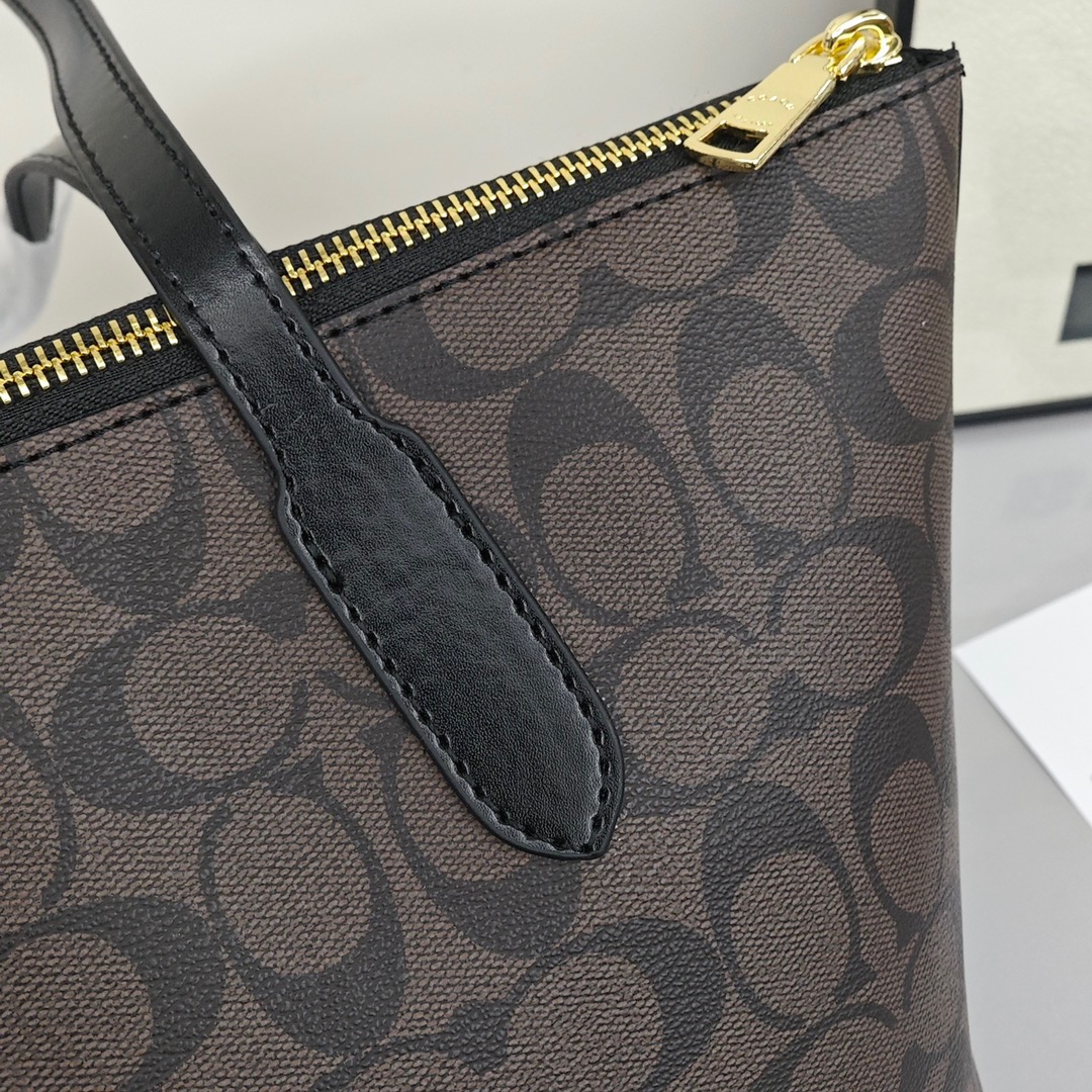 Coach zip130 tote bag