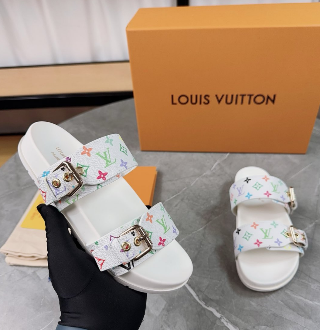 Louis Vuitton Spring and summer new fashionable and beautiful beach slippers