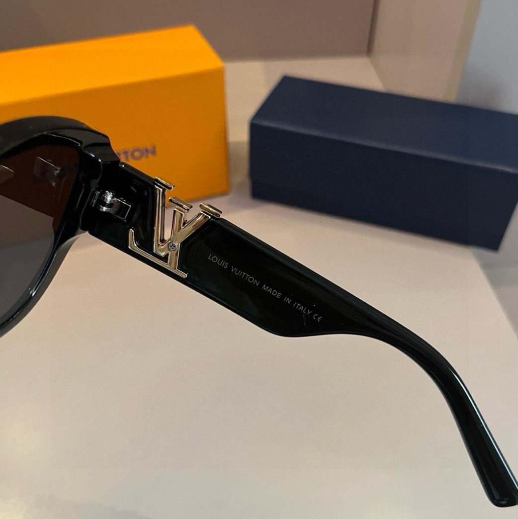 Louis Vuitton logo sunglasses