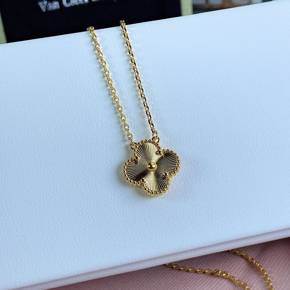 Van Cleef & Arpels Vca Floral Shape Necklace Pendant Jewelry