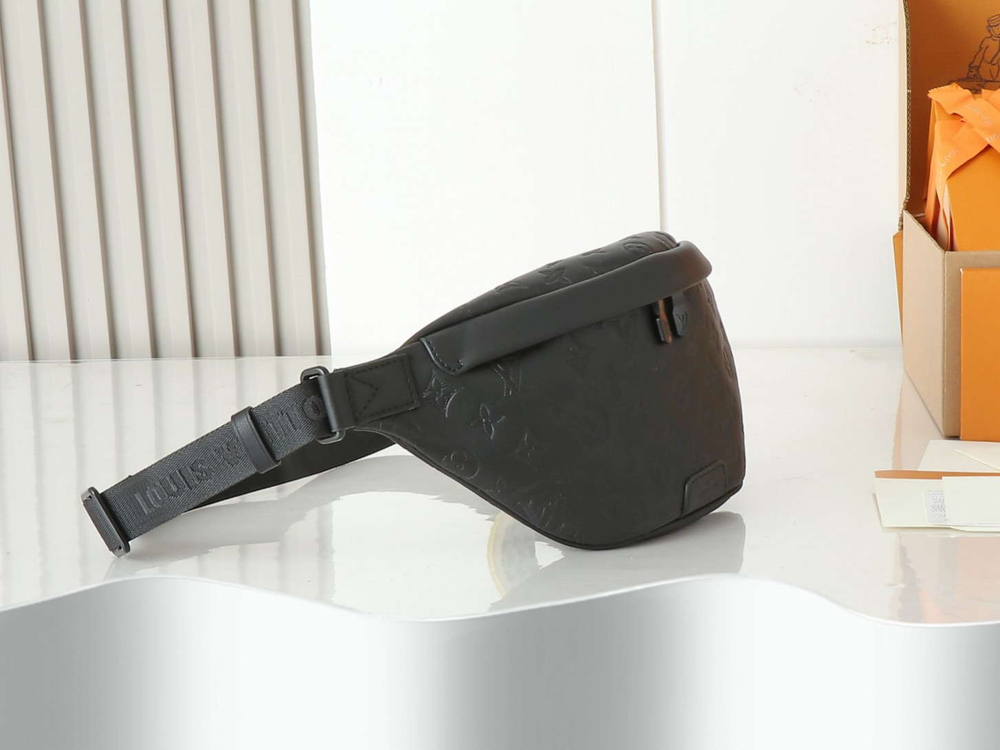 Louis Vuitton LV discovery purse