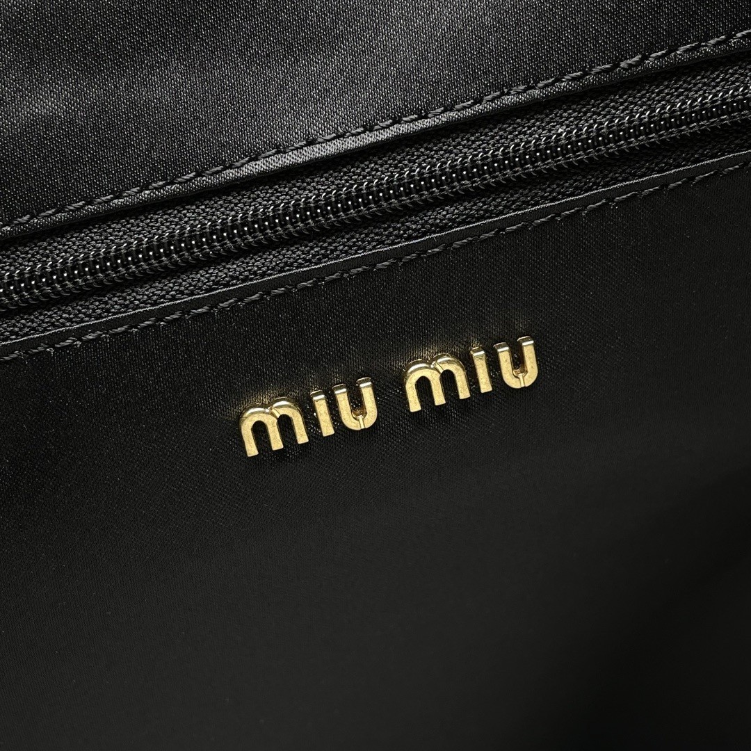 Miumiu Leather Hobo Underarm Bag