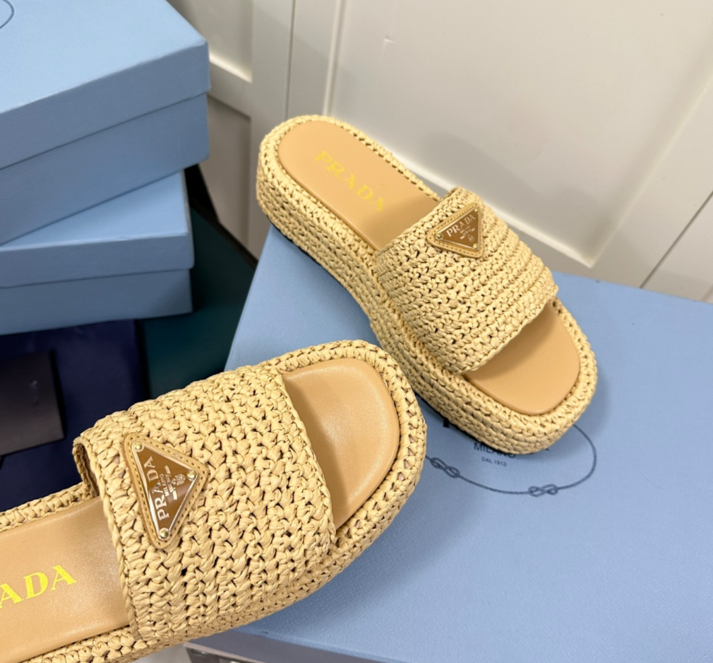 Prada's new popular straw woven slippers