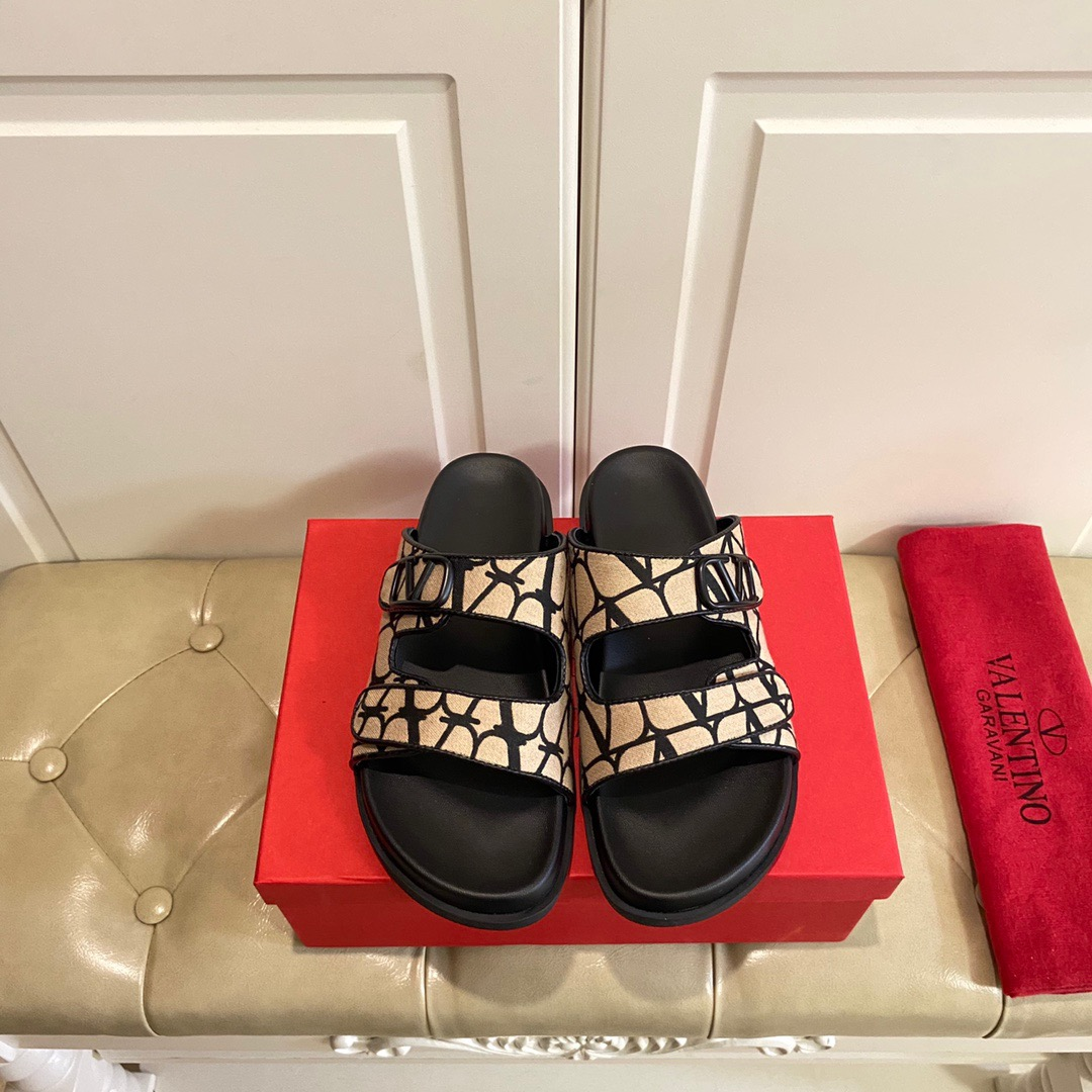 Valentino Leather Flat Fashion Flip-Flops Slide Sandal