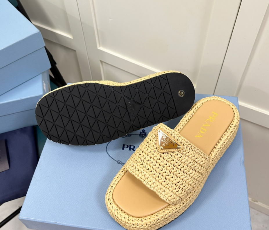 Prada's new popular straw woven slippers
