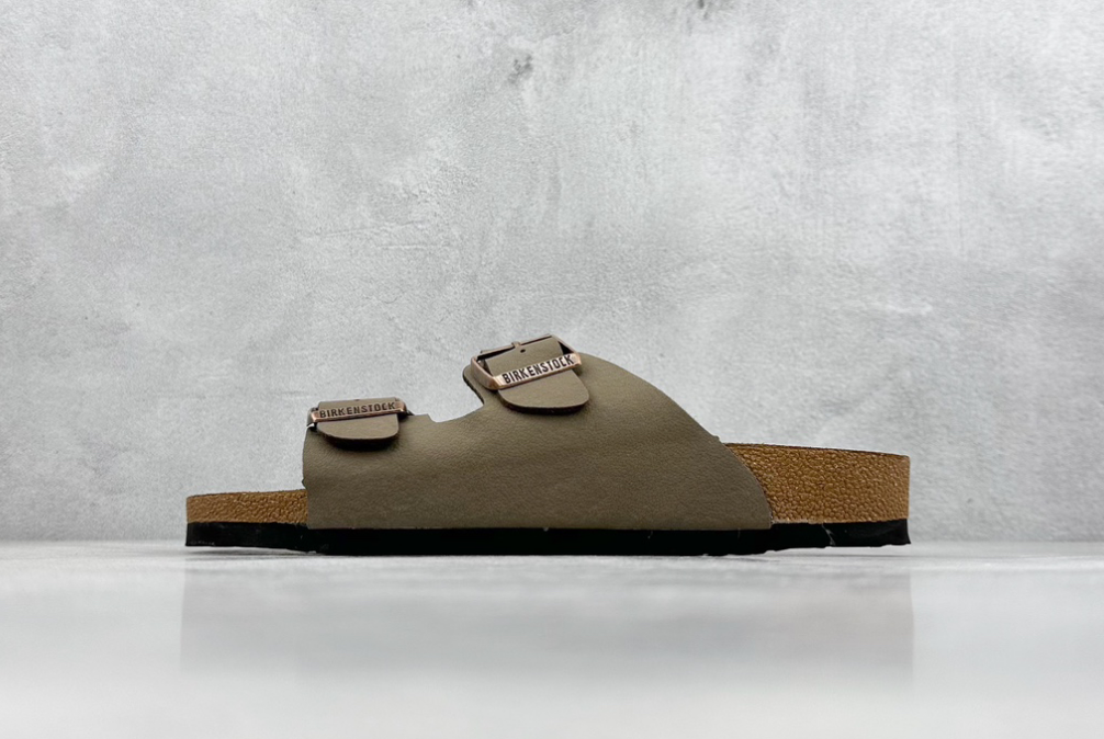 BIRKENSTOCK Classic and comfortable neutral cork sole sandals