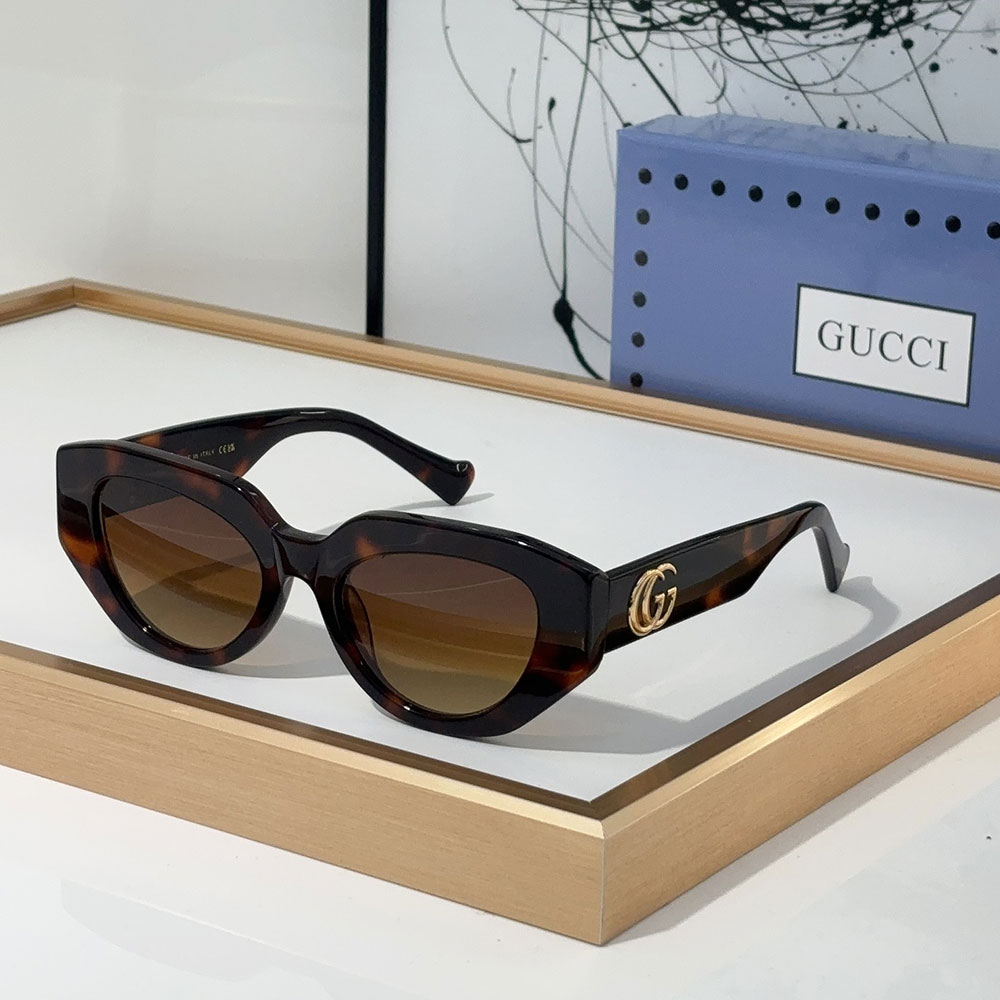 Gucci  The legs are Decorated With the Signature Double G  sunglasses Top quality