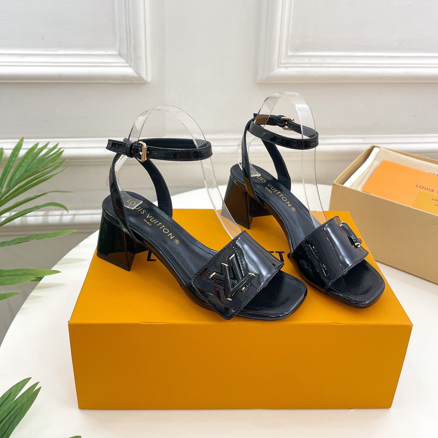 Louis Vuitton LV Patent Leather Thick And Cool Slide Sandal