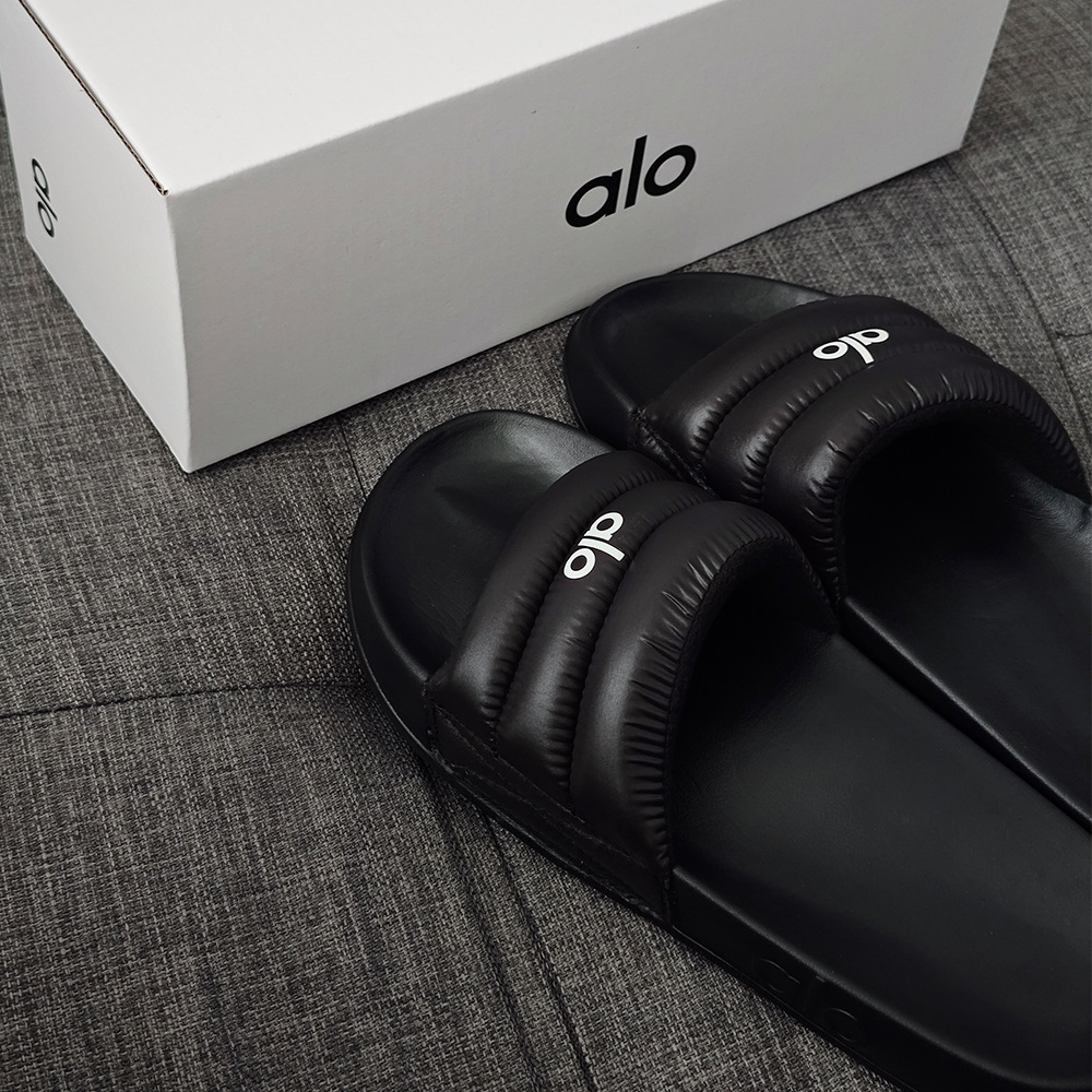 Alo Yoga slippers with thick one-piece, a sense of stepping on poop. They are suitable for four seasons at home, couples' soft sole, men's women's outdoor wear