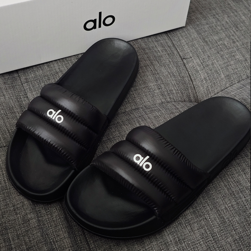 Alo Yoga slippers with thick one-piece, a sense of stepping on poop. They are suitable for four seasons at home, couples' soft sole, men's women's outdoor wear