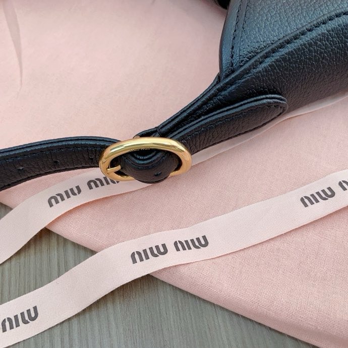 Miumiu Leather Hobo Underarm Bag01