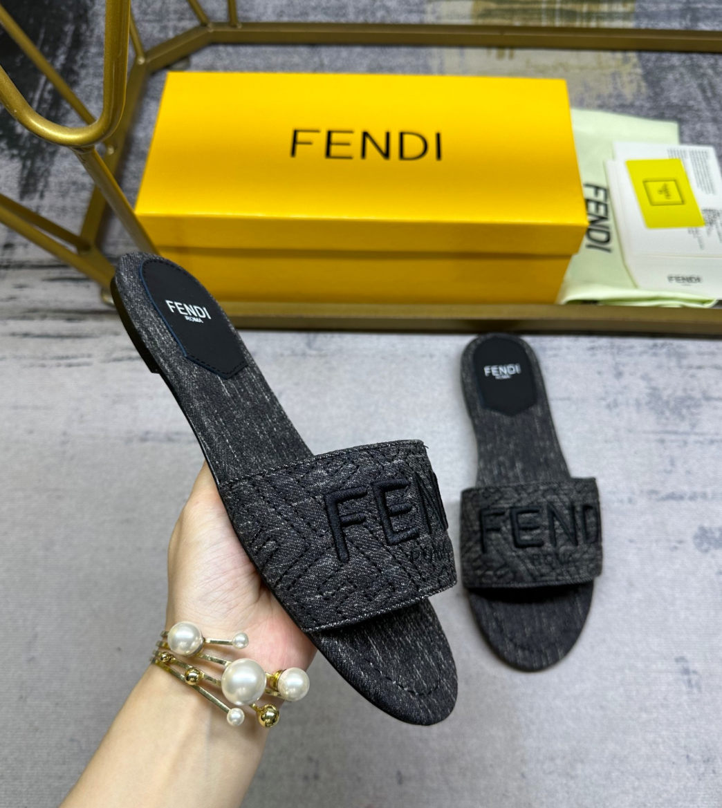 Fendi's new wide decorative striped flat canvas slippers