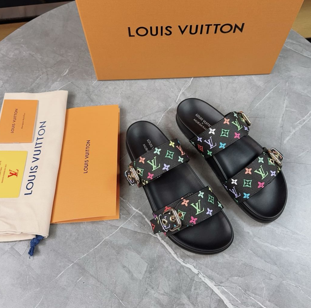 Louis Vuitton Spring and summer new fashionable and beautiful black beach slippers