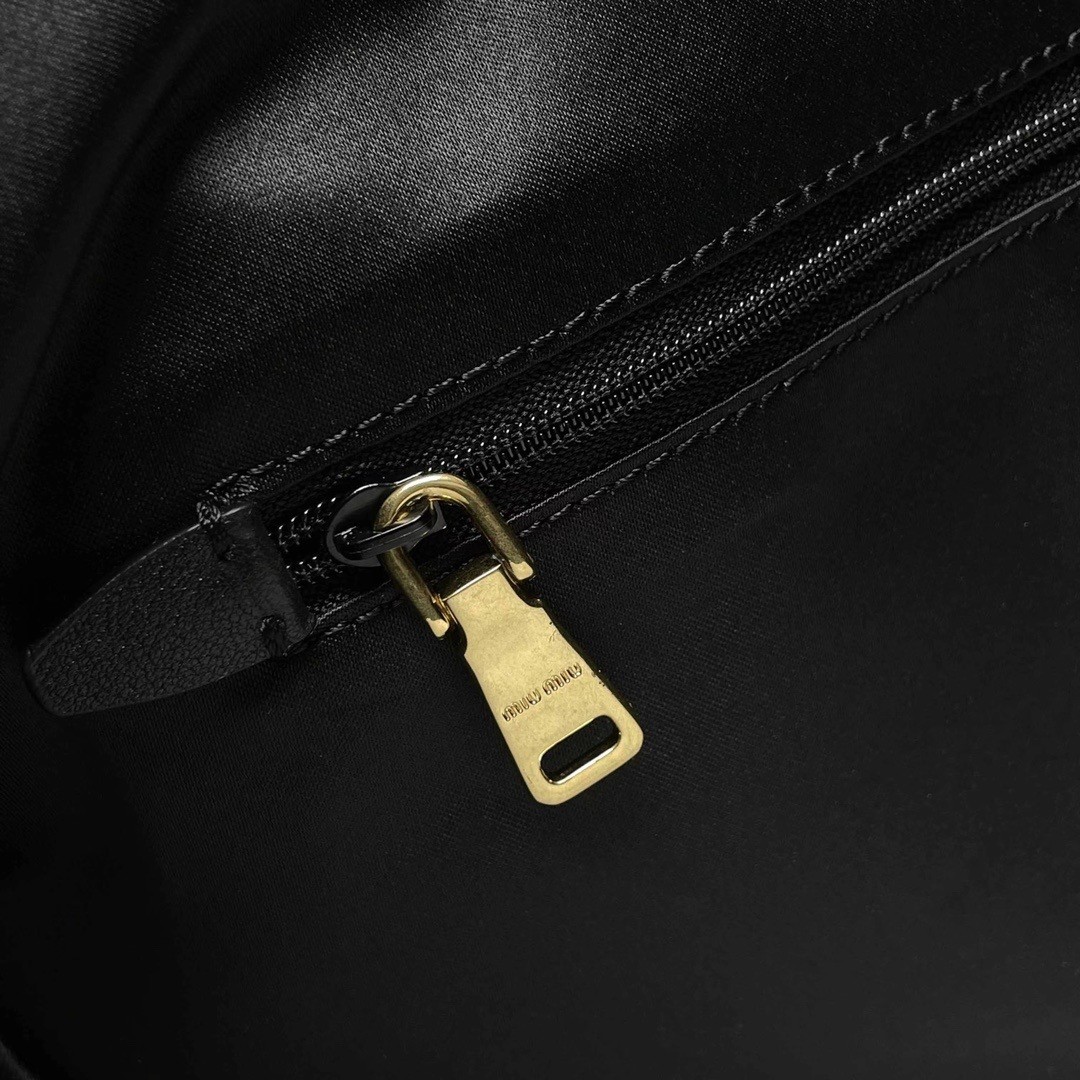 Miumiu Leather Hobo Underarm Bag