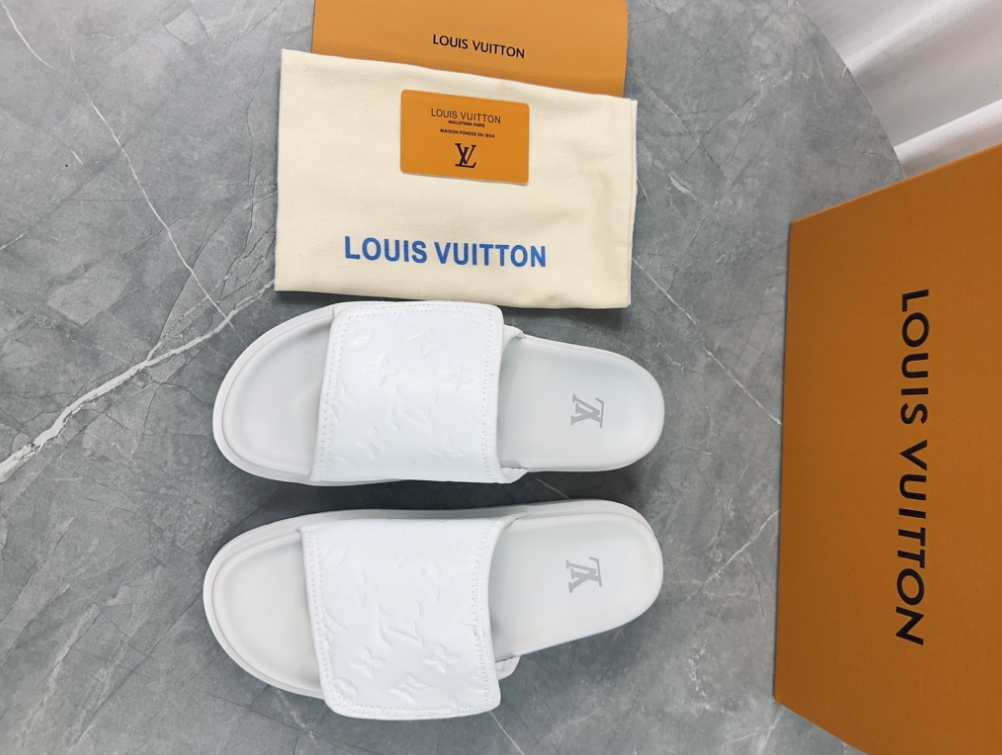 Louis Vuitton Spring and summer new fashionable and beautiful retro white slippers