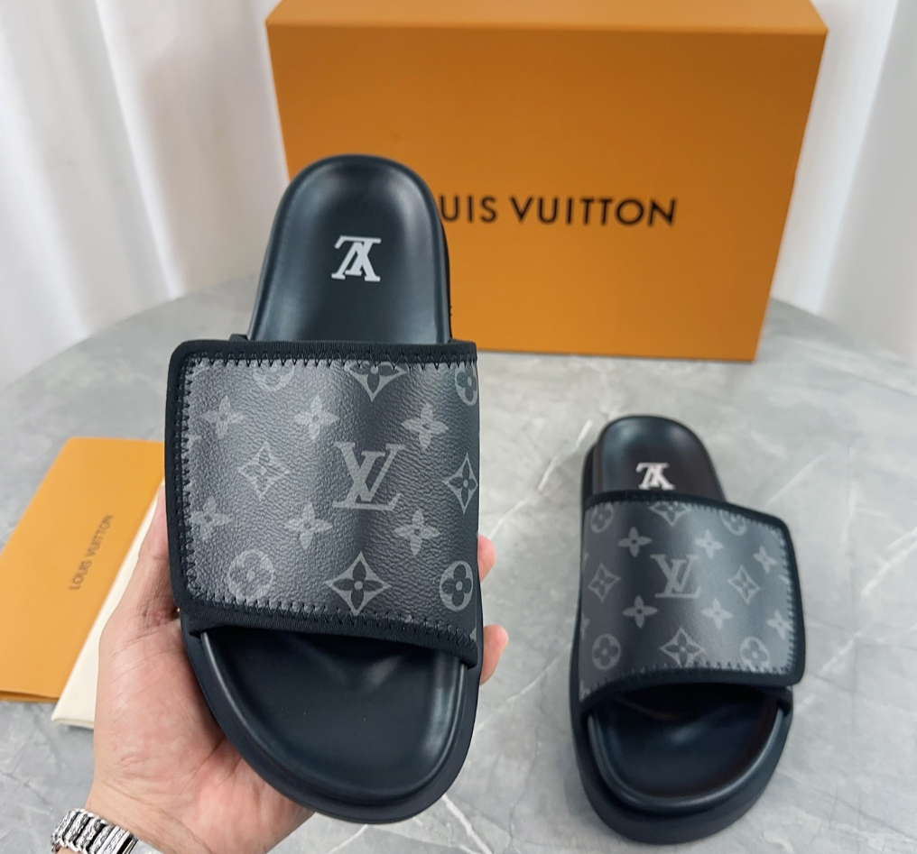 Louis Vuitton Spring and summer new fashionable and beautiful retro rubber slippers