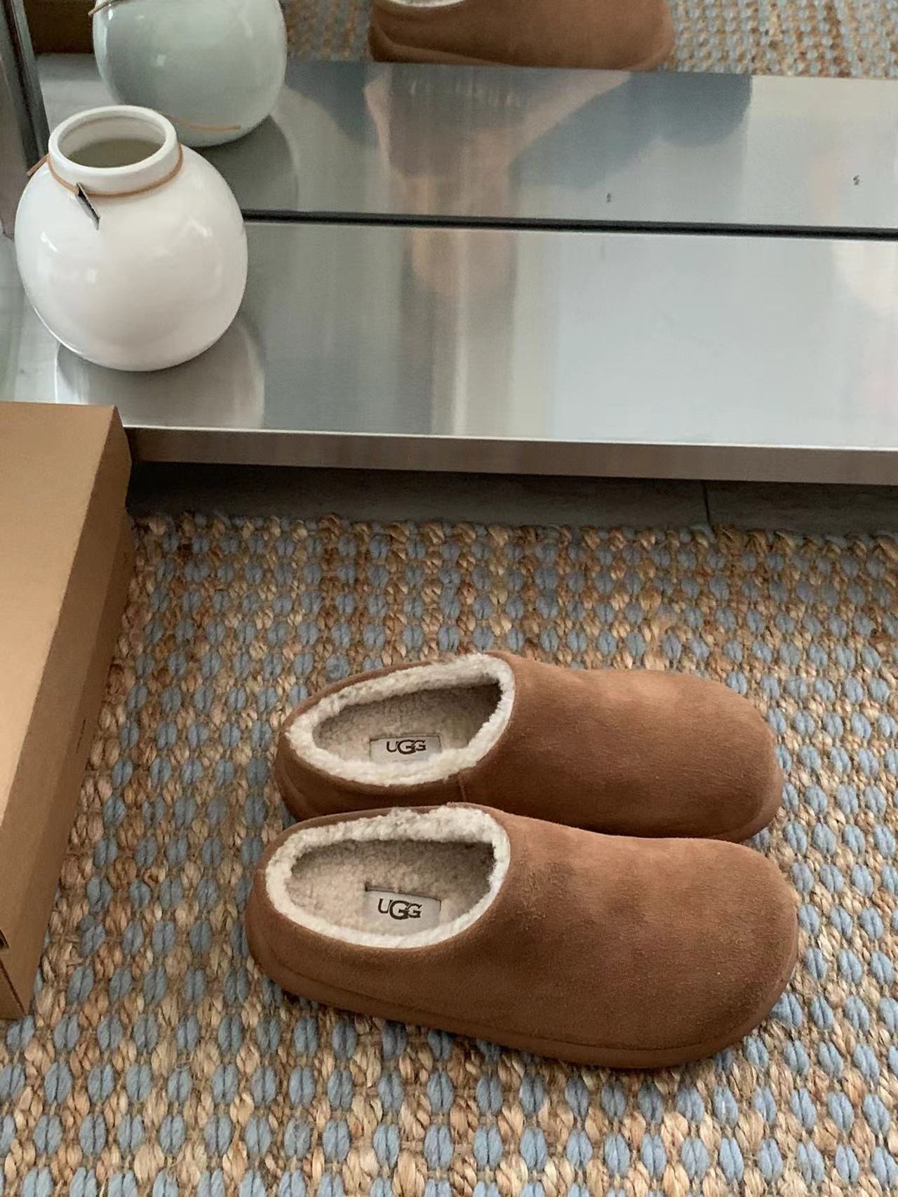 UGG Classic Short Slippers