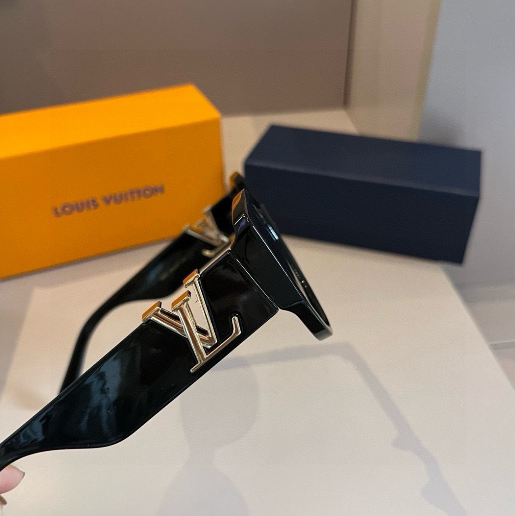 Louis Vuitton logo sunglasses