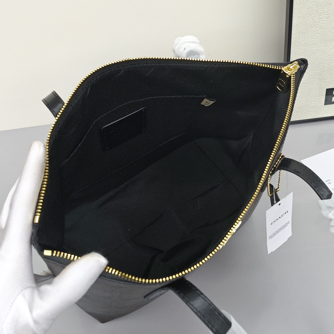 Coach zip130 tote bag