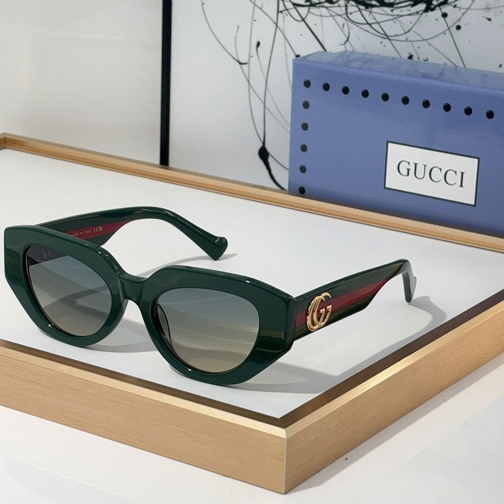 Gucci  The legs are Decorated With the Signature Double G  sunglasses Top quality