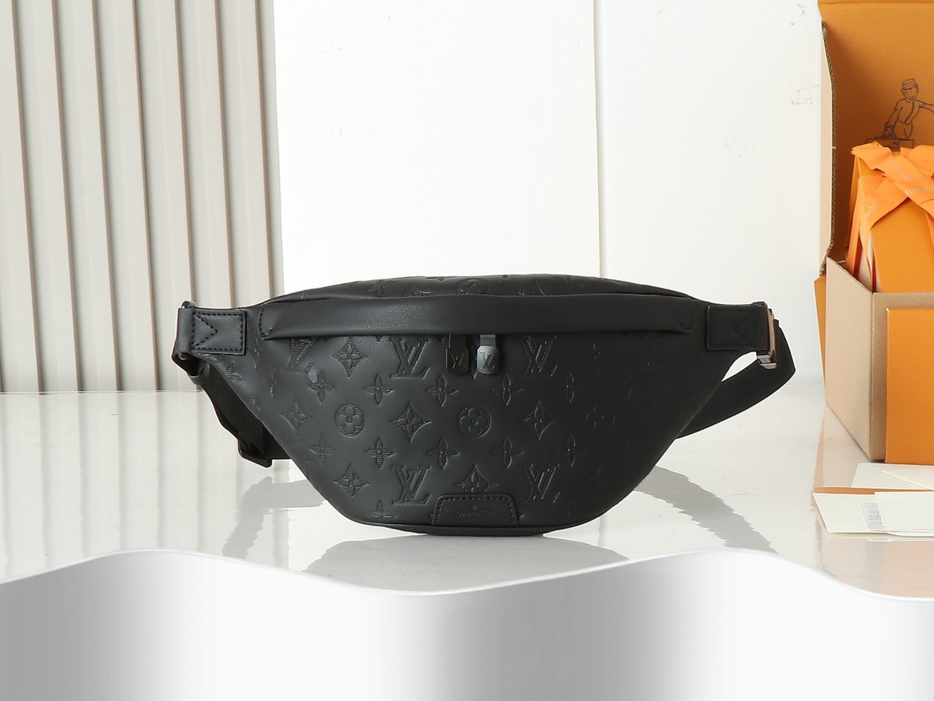 Louis Vuitton LV discovery purse