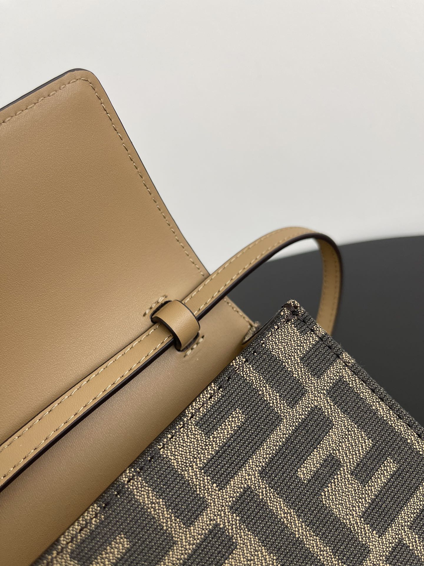 Fendi 2024 new WOC brown presbyopic chain hand armpit bag crossbody bag