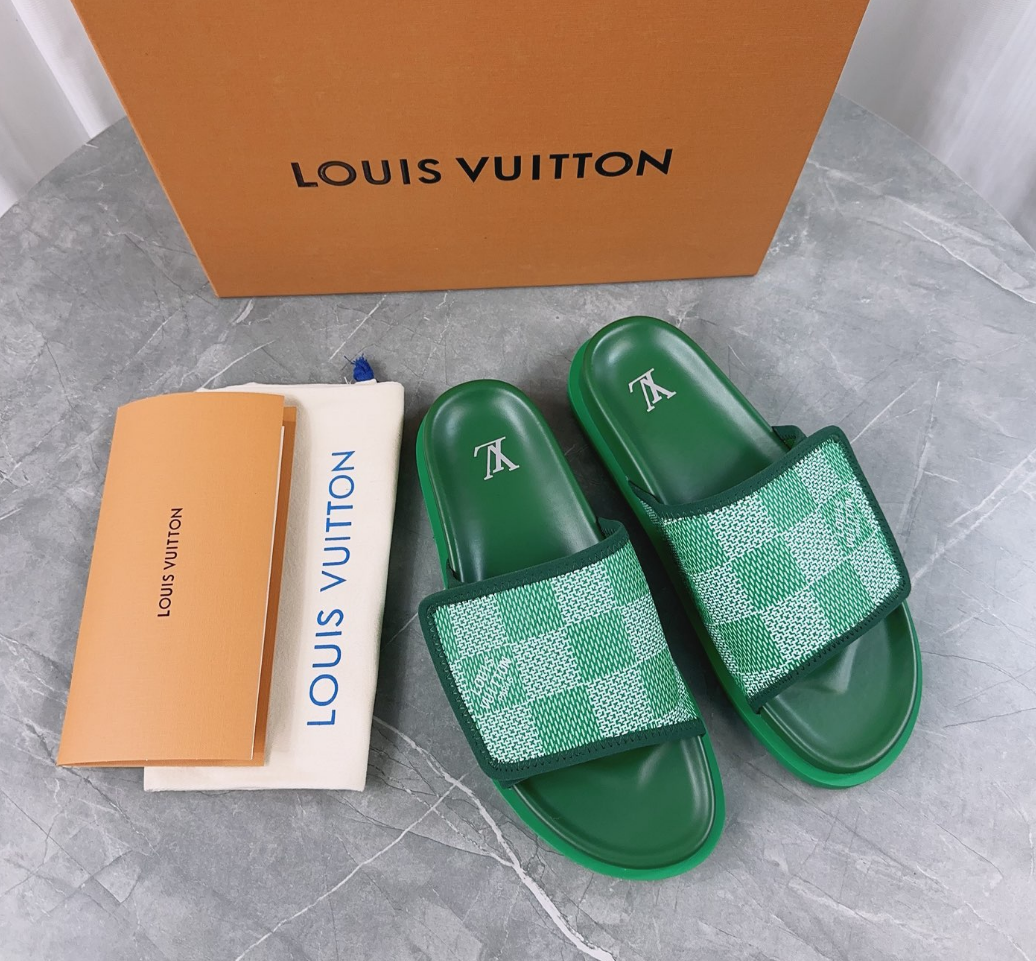 Louis Vuitton Spring and summer new fashionable and beautiful retro green slippers