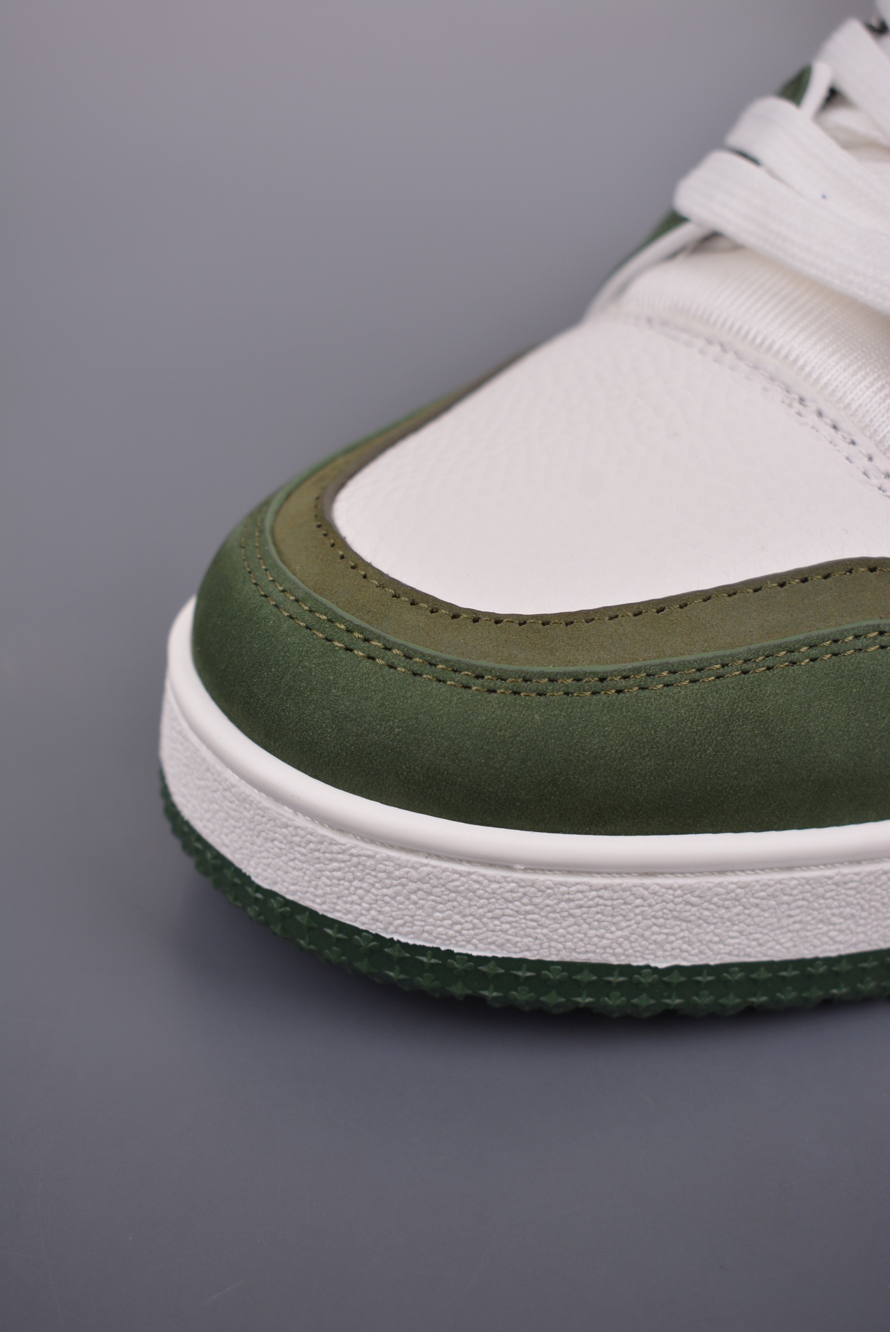 Louis Vuitton Trainer Sneakers (High Quality Version)