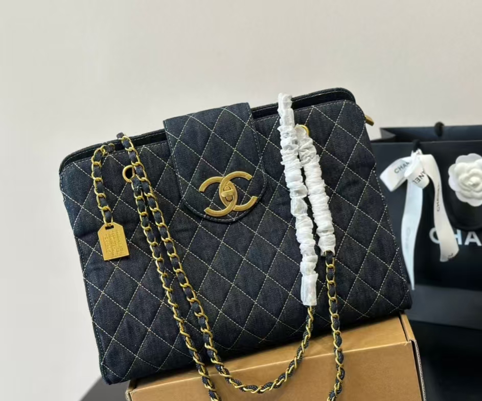 Chanel vintage chain tote bag