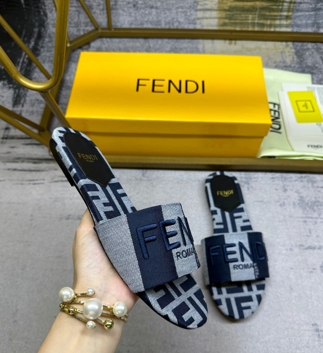 Fendi's new wide decorative striped leather flat canvas slippers