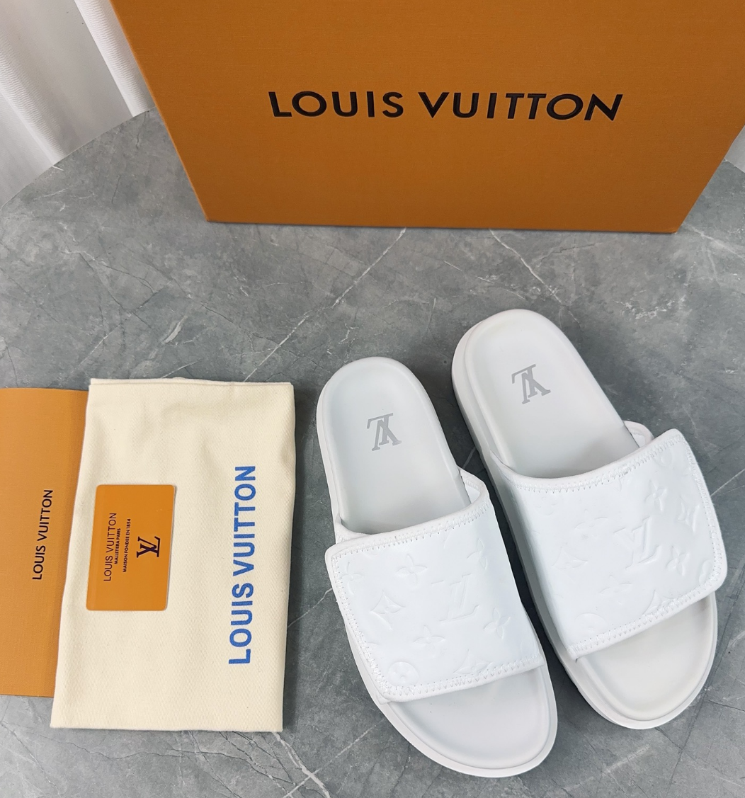 Louis Vuitton Spring and summer new fashionable and beautiful retro white slippers