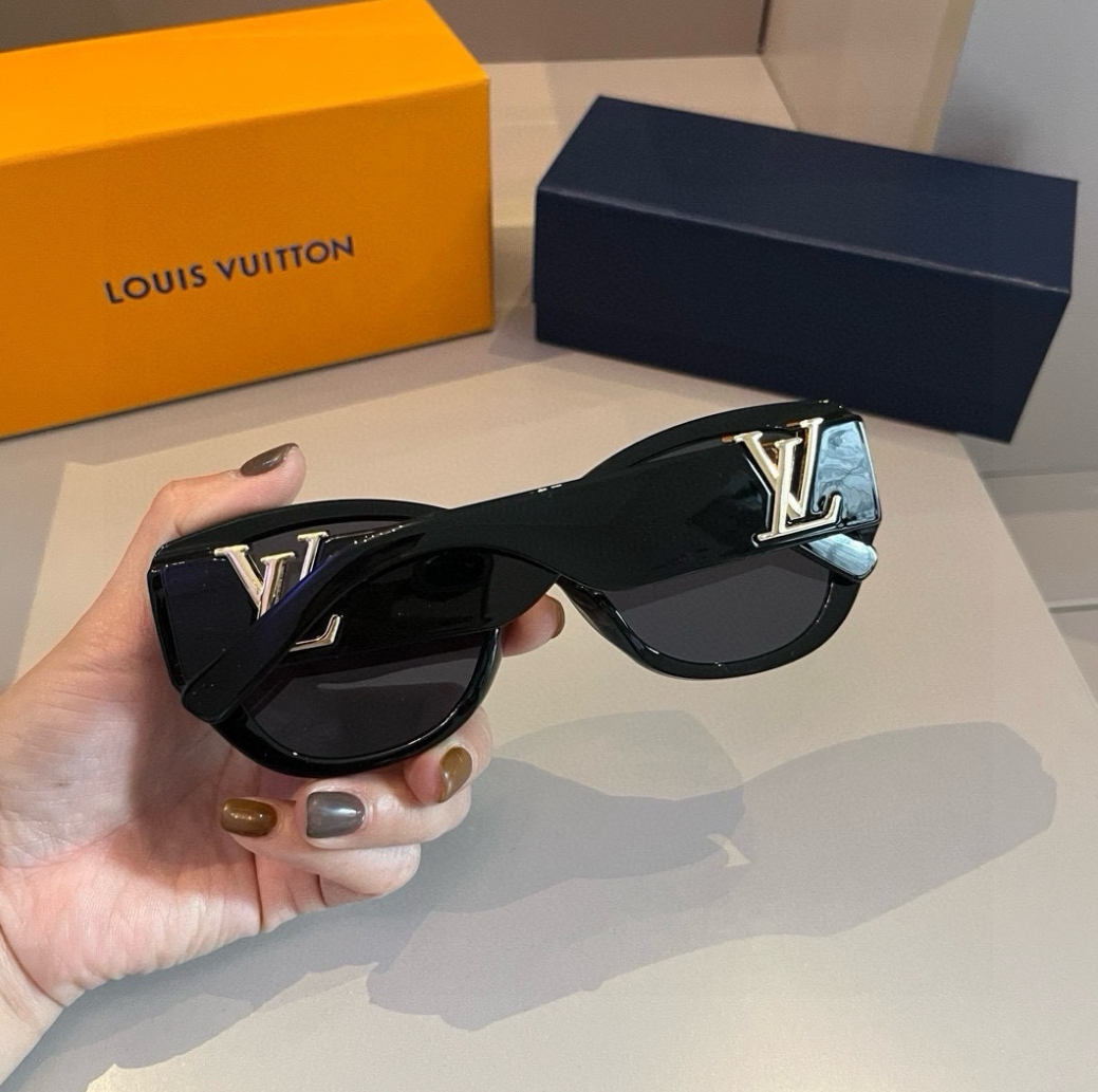 Louis Vuitton logo sunglasses