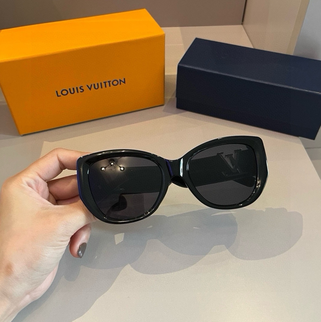 Louis Vuitton logo sunglasses