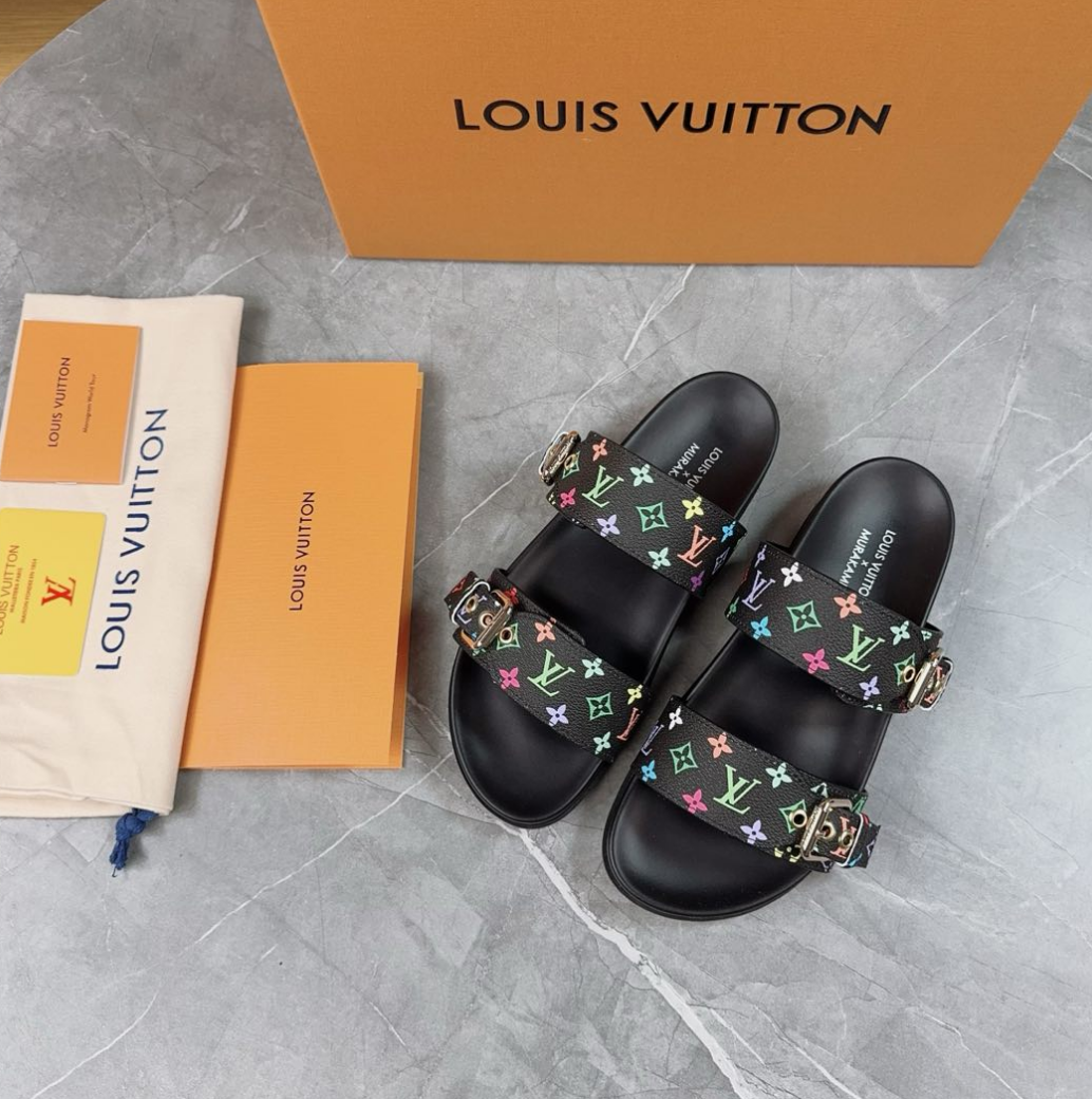 Louis Vuitton Spring and summer new fashionable and beautiful black beach slippers