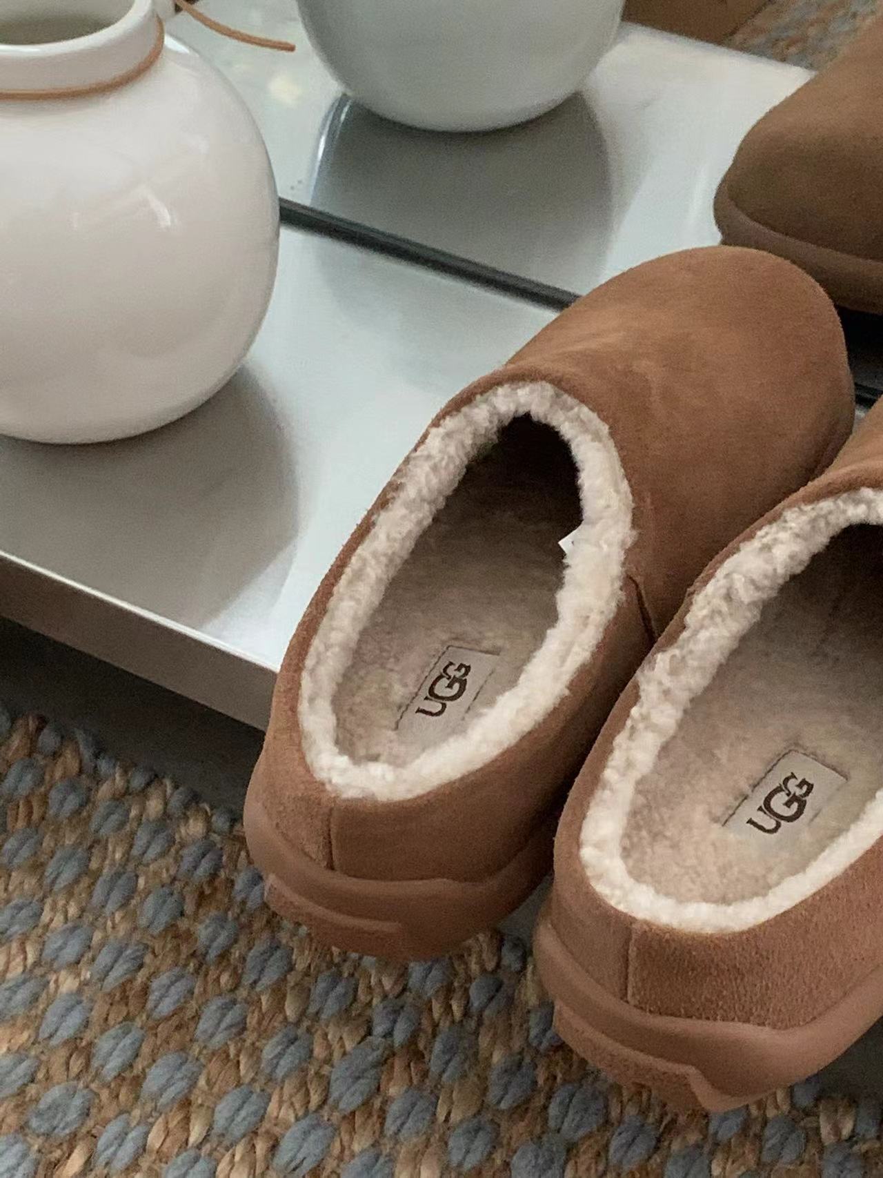 UGG Classic Short Slippers