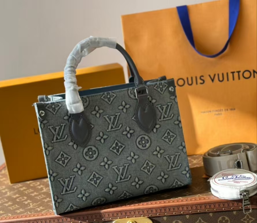 Louis Vuitton LV on the go Medium Handbag