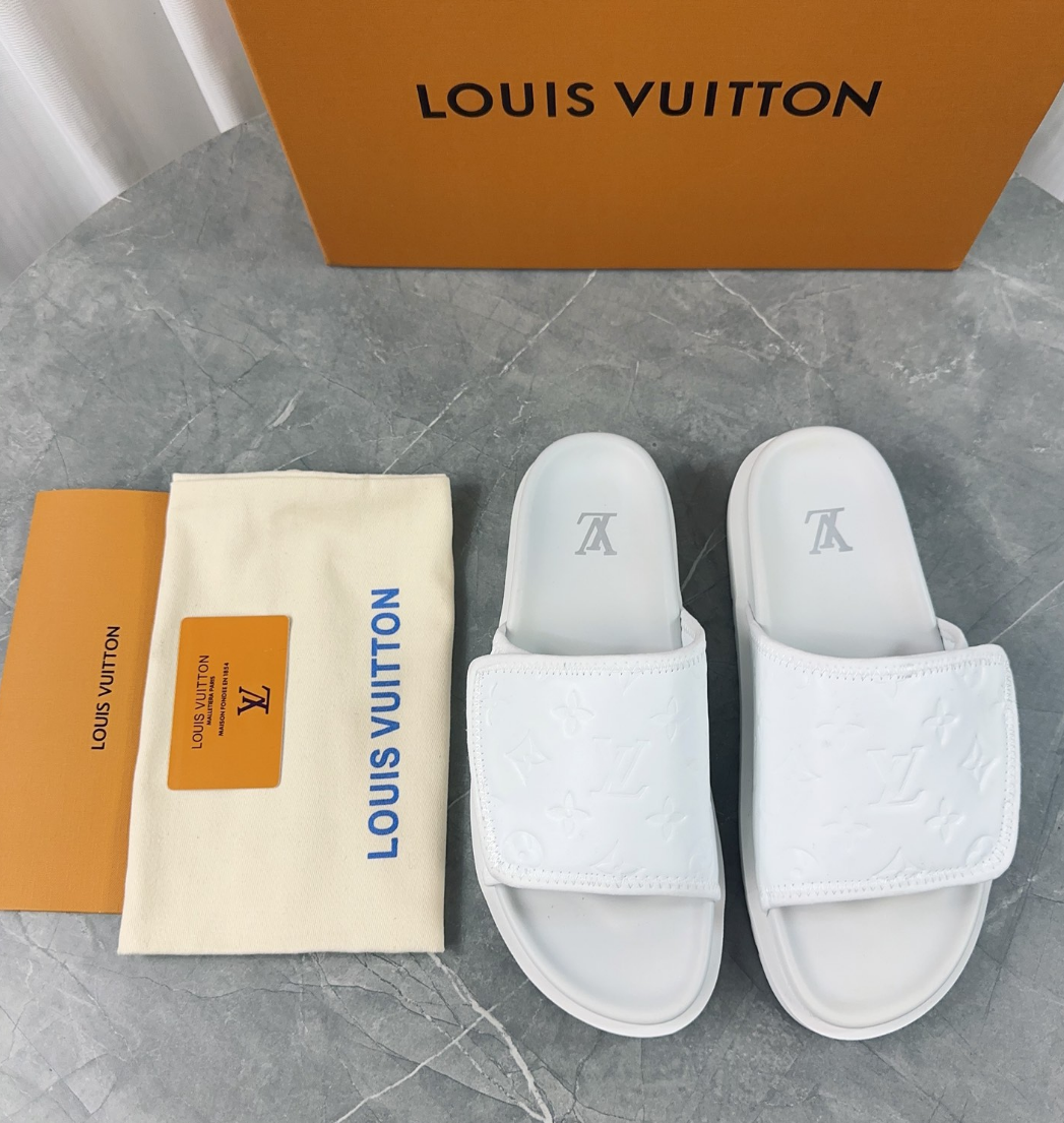 Louis Vuitton Spring and summer new fashionable and beautiful retro white slippers