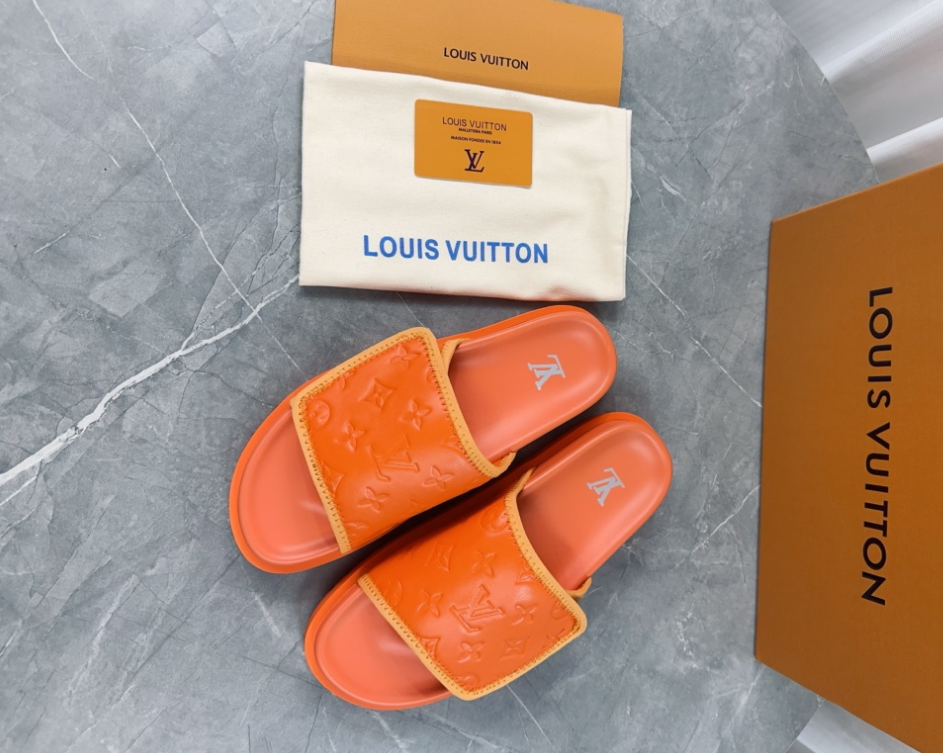Louis Vuitton Spring and summer new fashionable and beautiful retro orange slippers