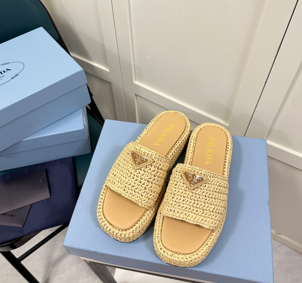 Prada's new popular straw woven slippers