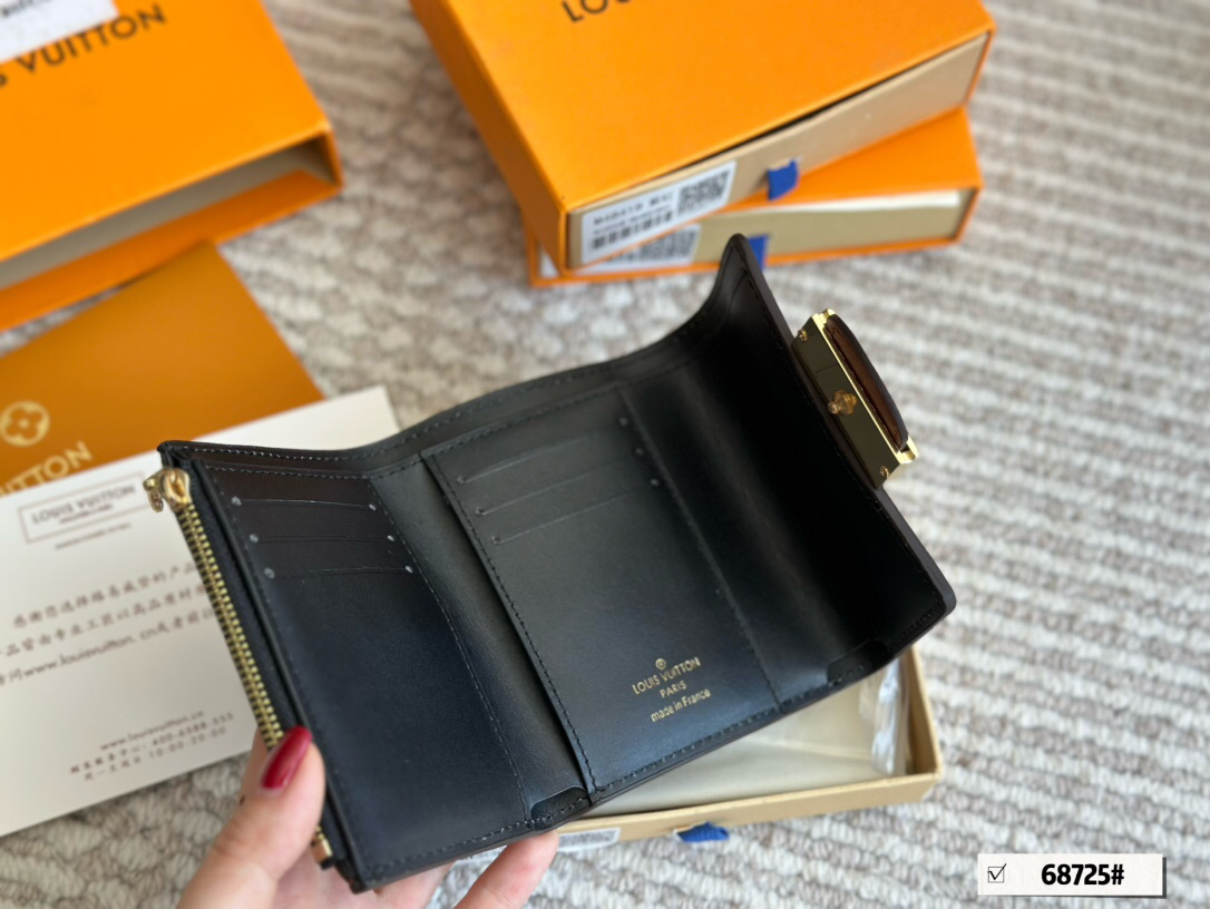 Louis Vuitton Printed Small Wallet Card Holder