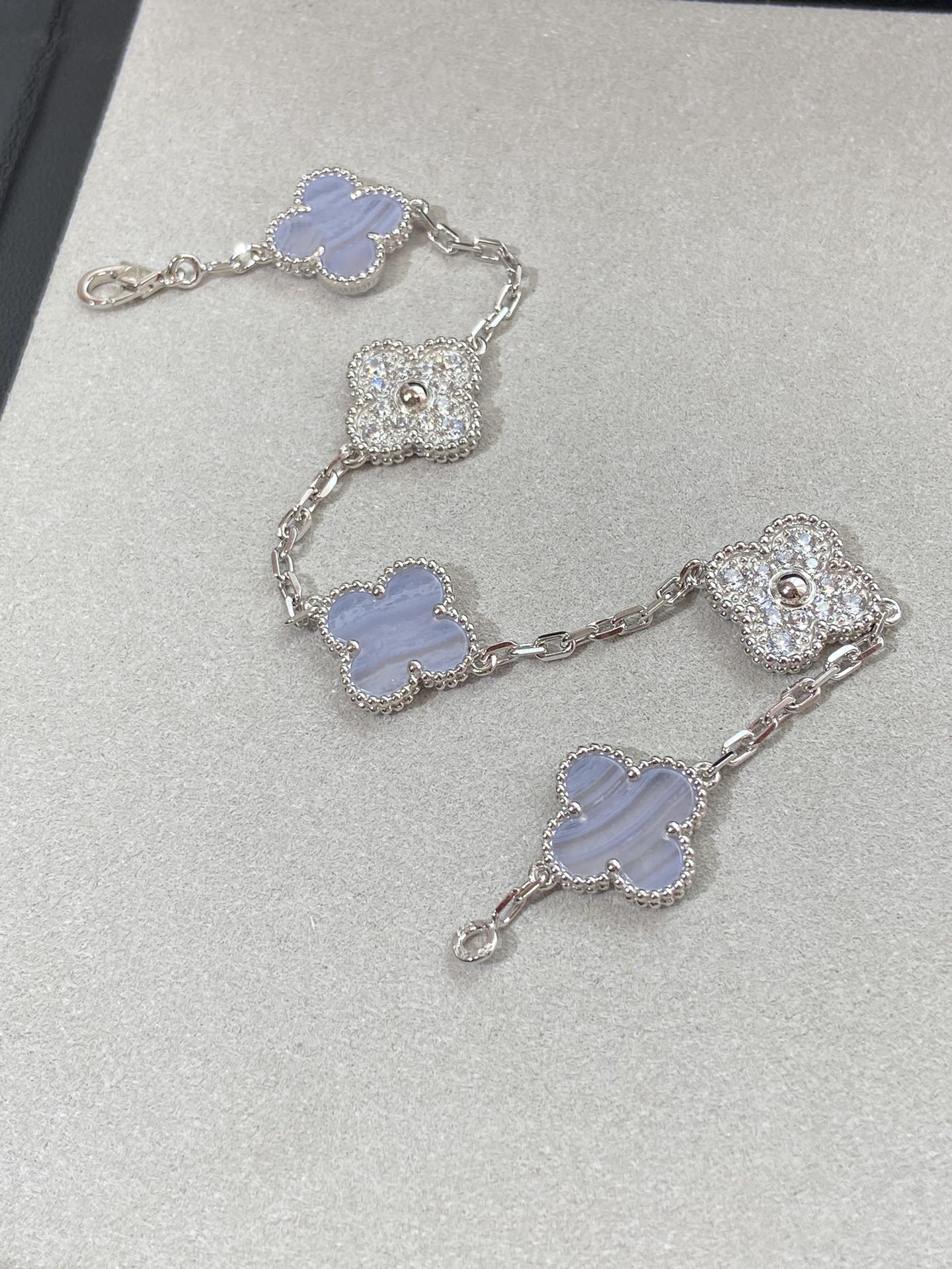 Van Cleef&Arpels Purple Jadeite Bracelet