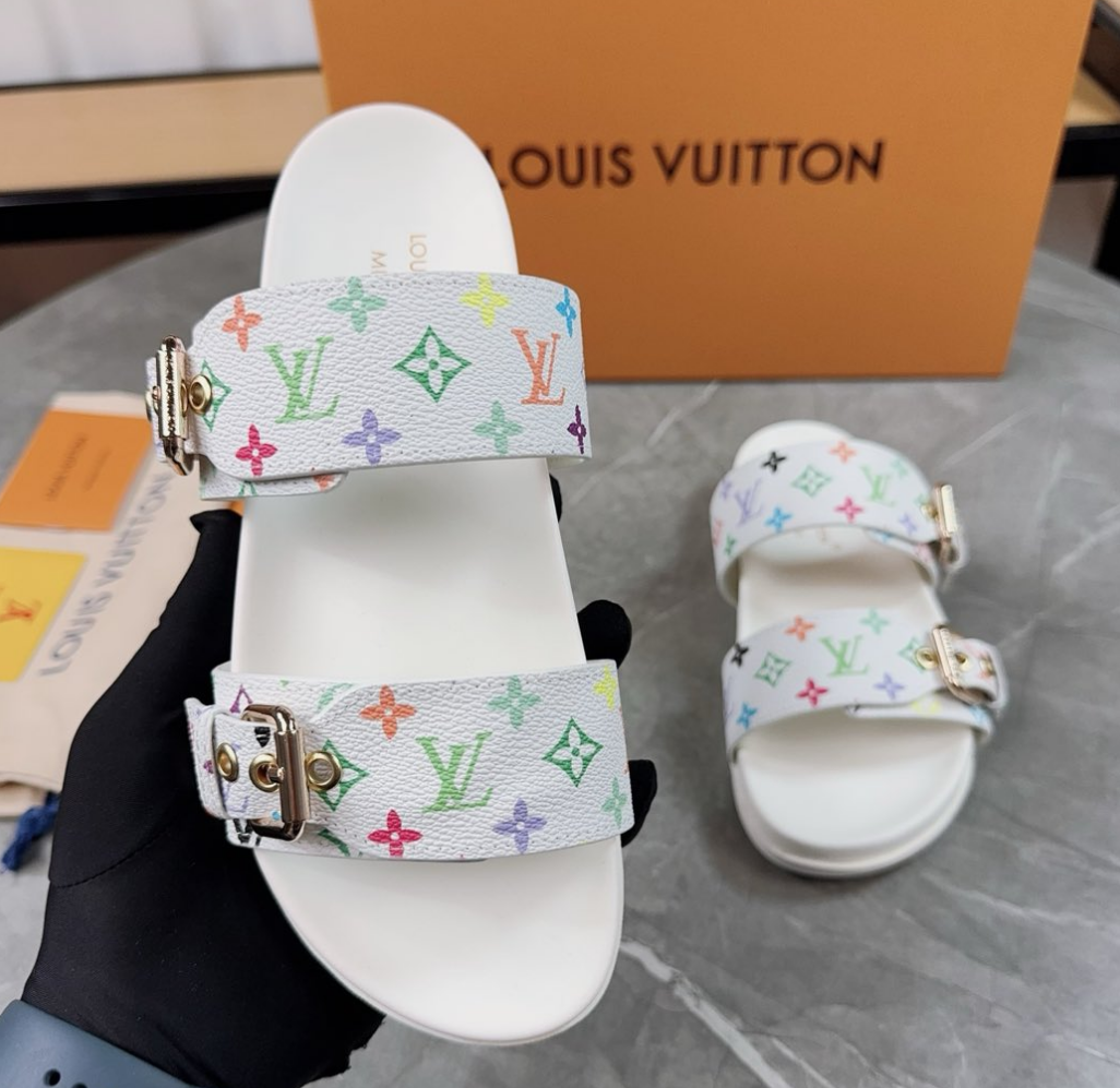 Louis Vuitton Spring and summer new fashionable and beautiful beach slippers