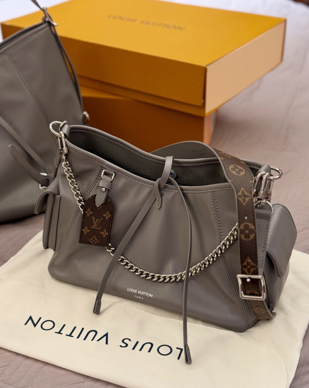 Louis Vuitton's new version of the carryall Grey Samurai