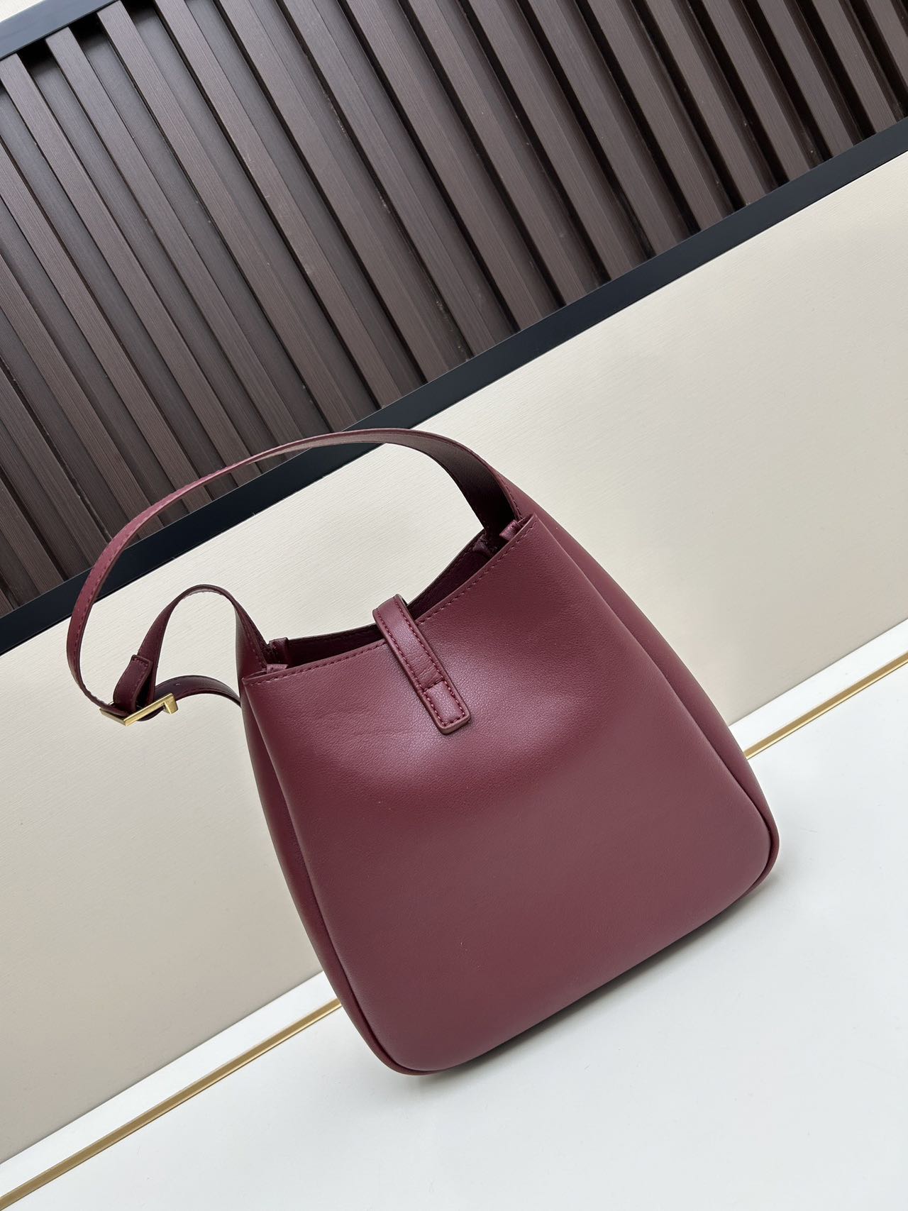 SAINT LAURENT Le 5 à 7 monogram-plaque shoulder bag